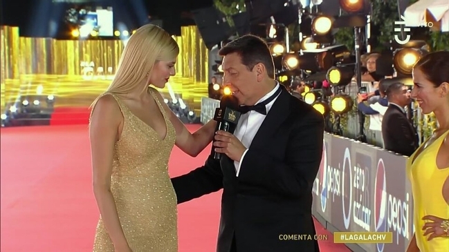 Todas las veces en que Julio César Rodríguez inspeccionó el escote de las invitadas a la gala de Viña Todas las veces en que Julio César Rodríguez inspeccionó el escote de las invitadas a la gala de Viña