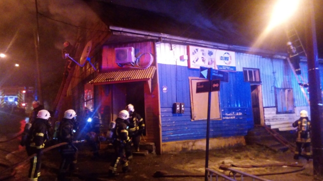 Incendio afectó a una casona en el casco histórico de Puerto Montt Incendio afectó a una casona en el casco histórico de Puerto Montt