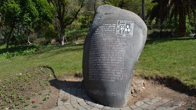 Sujetos vandalizaron piedra con carta de Pedro de Valdivia en cerro Santa Lucía Sujetos vandalizaron piedra con carta de Pedro de Valdivia en cerro Santa Lucía