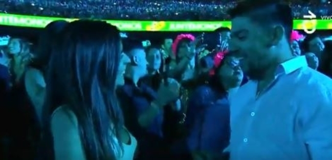 Piden matrimonio en medio de presentación de Luis Fonsi Piden matrimonio en medio de presentación de Luis Fonsi