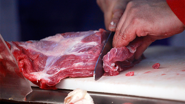 Joven cambiaba las etiquetas de las carnes en el supermercado para pagar menos Joven cambiaba las etiquetas de las carnes en el supermercado para pagar menos