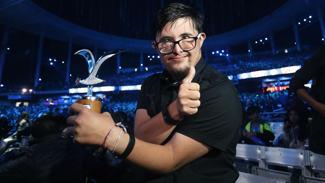 Viña 2018: La historia detrás del joven que recibió Gaviota de Carlos Vives Viña 2018: La historia detrás del joven que recibió Gaviota de Carlos Vives