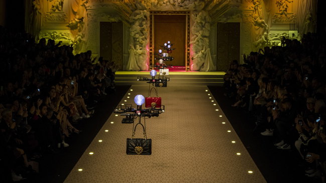 Dolce & Gabbana presentó su nueva colección con desfile protagonizado por drones Dolce & Gabbana presentó su nueva colección con desfile protagonizado por drones