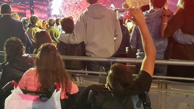 Denuncian poca deferencia con jóvenes en silla de ruedas en el festival de Viña Denuncian poca deferencia con jóvenes en silla de ruedas en el festival de Viña