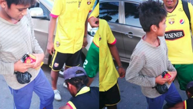 El noble gesto de un grupo de hinchas ecuatorianos con un niño descalzo en Paraguay El noble gesto de un grupo de hinchas ecuatorianos con un niño descalzo en Paraguay
