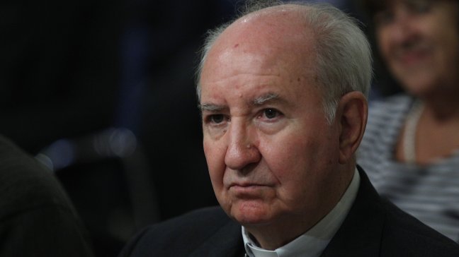 Errázuriz culpa a Barros por fracaso de la visita papal, Cruz responde llamándolo 