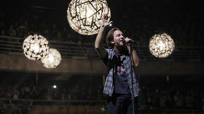 Pearl Jam debutó en el Movistar Arena ante 18 mil personas Pearl Jam debutó en el Movistar Arena ante 18 mil personas