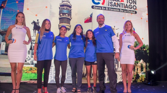 Vestirán de azul: El Maratón de Santiago lanzó su polera oficial para este 2018 Vestirán de azul: El Maratón de Santiago lanzó su polera oficial para este 2018