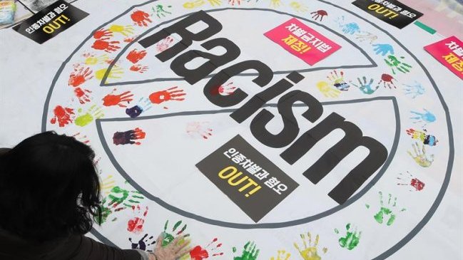 Francia legislará contra el racismo en internet