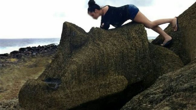 Joven multada por fotografiarse sobre moai: Joven multada por fotografiarse sobre moai: