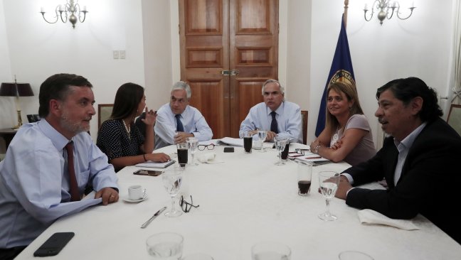 Oficialismo busca consenso por identidad de género tras amenaza UDI de recurrir al TC Oficialismo busca consenso por identidad de género tras amenaza UDI de recurrir al TC