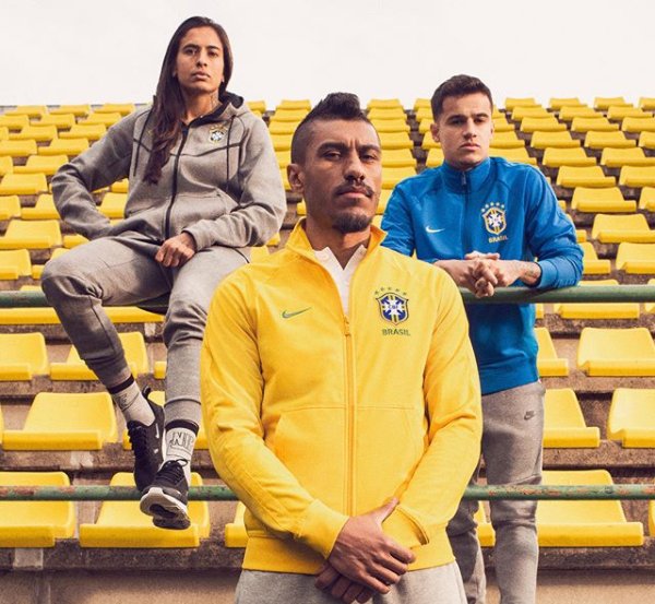La Confederación Brasileña de Fútbol (CBF) y divulgó este martes el uniforme que la selección cinco veces campeona del mundo usará en el Mundial de Rusia 2018, en el que destaca un amarillo más intenso inspirado en el de la camiseta que la La Confederación Brasileña de Fútbol (CBF) y divulgó este martes el uniforme que la selección cinco veces campeona del mundo usará en el Mundial de Rusia 2018, en el que destaca un amarillo más intenso inspirado en el de la camiseta que la