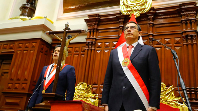 Vizcarra juró como nuevo presidente de Perú y pidió un 