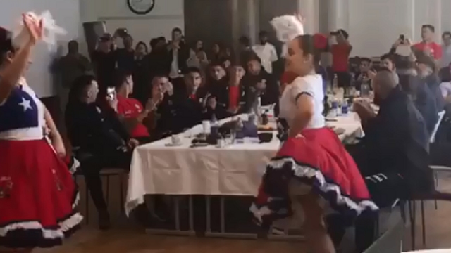Grupo folclórico deleitó a la Roja con vibrante pie de cueca en Suecia Grupo folclórico deleitó a la Roja con vibrante pie de cueca en Suecia