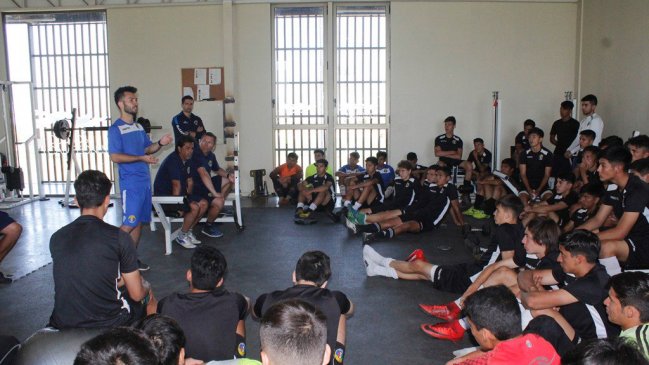 Carlos Villanueva dio una charla a las divisiones inferiores de Audax Italiano