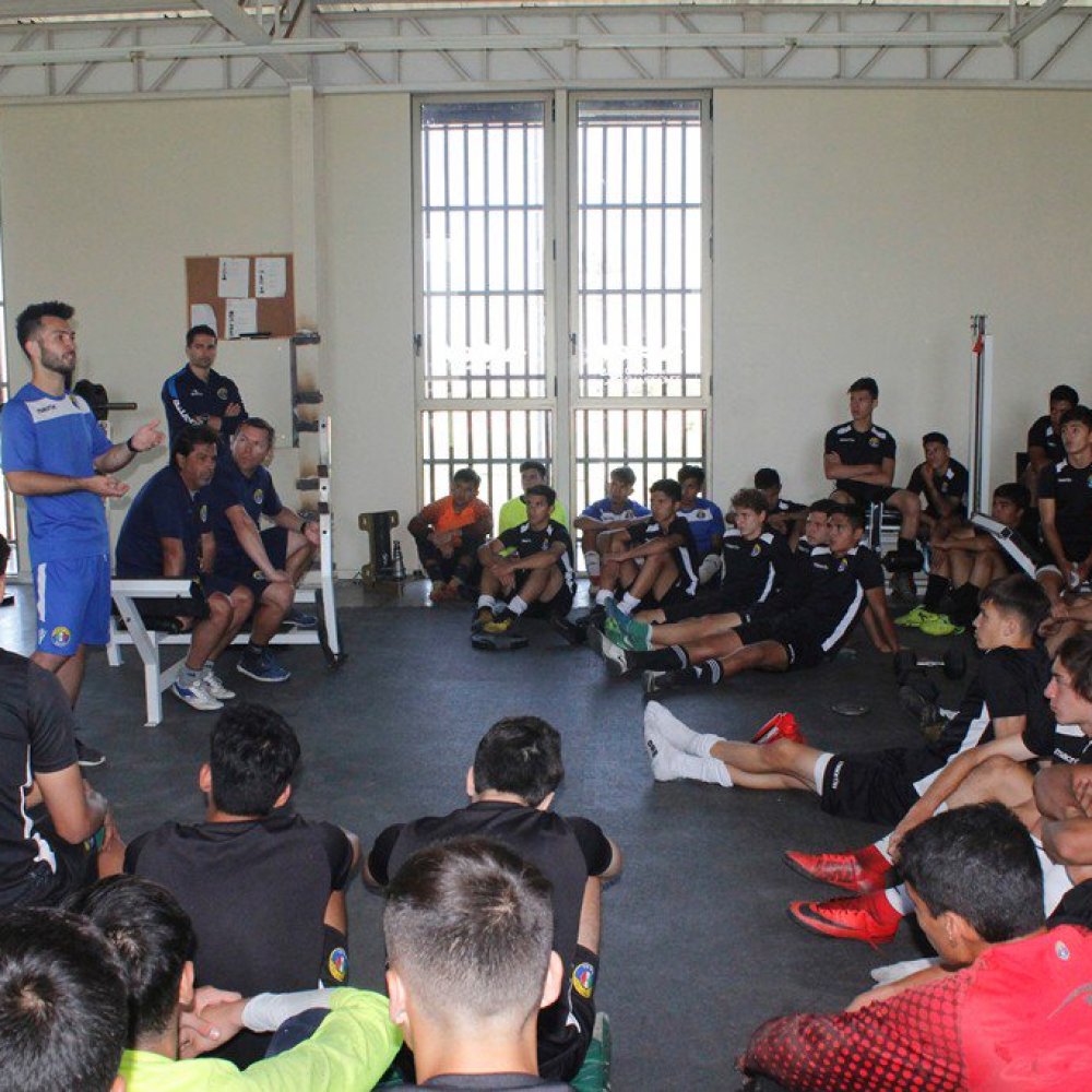 Carlos Villanueva dio una charla a las divisiones inferiores de Audax Italiano Carlos Villanueva dio una charla a las divisiones inferiores de Audax Italiano