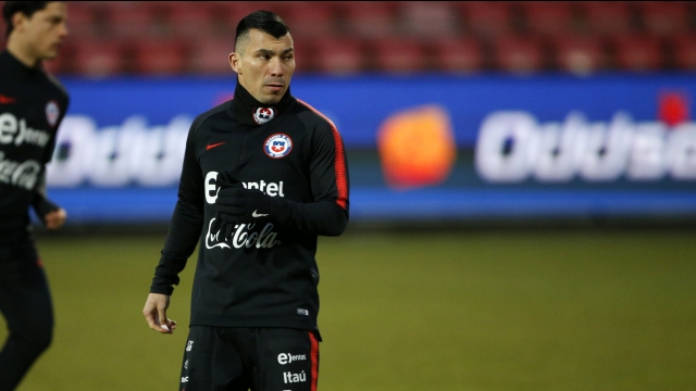 Rueda prepara formación con Gary Medel como volante para enfrentar a Dinamarca Rueda prepara formación con Gary Medel como volante para enfrentar a Dinamarca