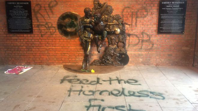 Rayan estatua de David Bowie a menos de 48 horas de su inauguración Rayan estatua de David Bowie a menos de 48 horas de su inauguración