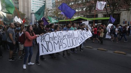 Estudiantes llegaron hasta el Mineduc para protestar contra el lucro tras fallo del TC
