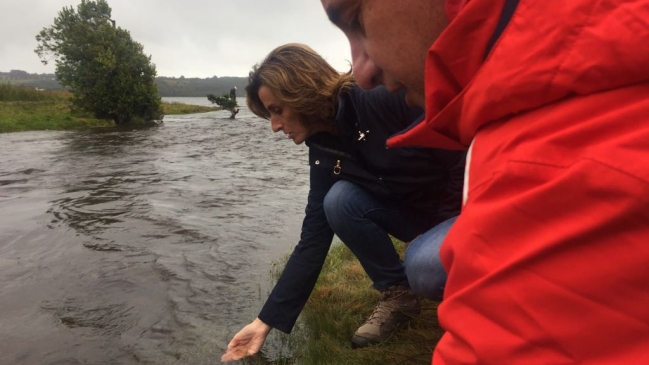 Gobierno se hará parte de las acciones legales por derrame de pintura en río de Chonchi Gobierno se hará parte de las acciones legales por derrame de pintura en río de Chonchi