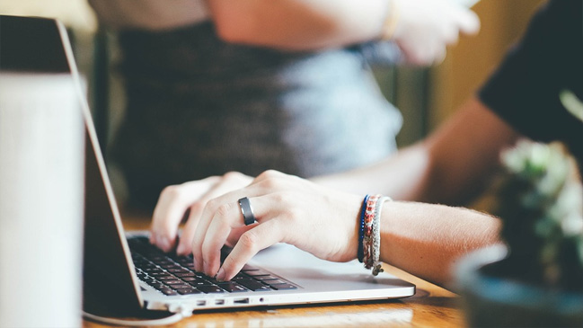 Mujeres en edad fértil pagan 179% más que los hombres en planes de isapres