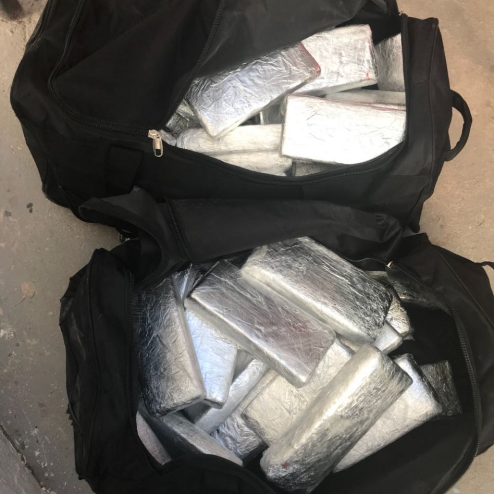 Carabineros detuvo a pareja que transportaba 50 kilos de marihuana prensada Carabineros detuvo a pareja que transportaba 50 kilos de marihuana prensada