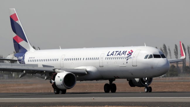 Tripulantes de Latam anuncian huelga total desde el martes 10 de abril