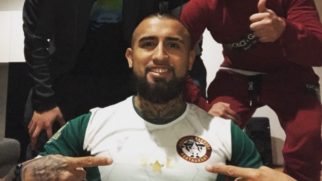 Arturo Vidal siguió atento el debut de Rodelindo Román en Tercera B Arturo Vidal siguió atento el debut de Rodelindo Román en Tercera B