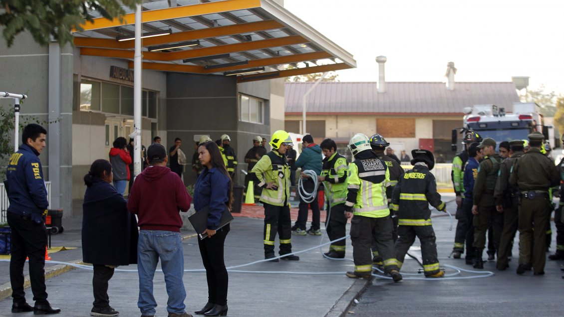Emergencia por cianuro obligó a evacuar sala de espera de Hospital Barros Luco Emergencia por cianuro obligó a evacuar sala de espera de Hospital Barros Luco