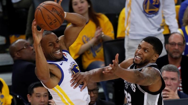 Golden State Warriors dio el primer golpe tras vencer a los Spurs en el inicio de los play-offs Golden State Warriors dio el primer golpe tras vencer a los Spurs en el inicio de los play-offs