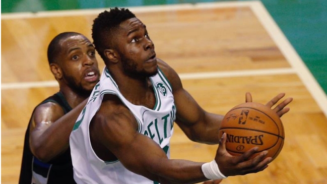 Boston Celtics batió a Milwaukee Bucks en el inicio de su participación en los play-offs Boston Celtics batió a Milwaukee Bucks en el inicio de su participación en los play-offs