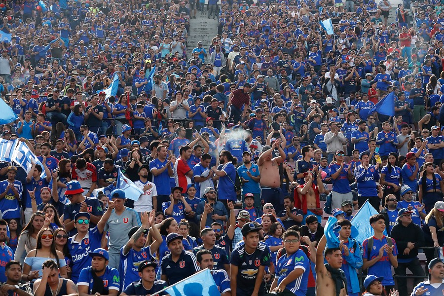 Antes del comienzo del Superclásico 183, la barra de Universidad de Chile desplegó una enorme figura de un chuncho, el que casi tapa a todos los seguidores en galería sur del Nacional. Antes del comienzo del Superclásico 183, la barra de Universidad de Chile desplegó una enorme figura de un chuncho, el que casi tapa a todos los seguidores en galería sur del Nacional.
