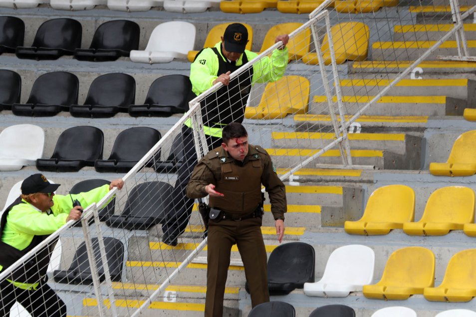 El partido entre Coquimbo Unido y Santiago Wanderers sufrió un retraso de más de 10 minutos producto de algunos disturbios en tribunas del El partido entre Coquimbo Unido y Santiago Wanderers sufrió un retraso de más de 10 minutos producto de algunos disturbios en tribunas del