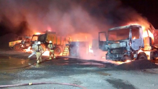 Investigan ataque incendiario a 16 maquinarias en La Araucanía Investigan ataque incendiario a 16 maquinarias en La Araucanía