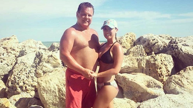 Jerry Lawler de la WWE casi murió mientras tenía sexo con su novia 40 años menor Jerry Lawler de la WWE casi murió mientras tenía sexo con su novia 40 años menor