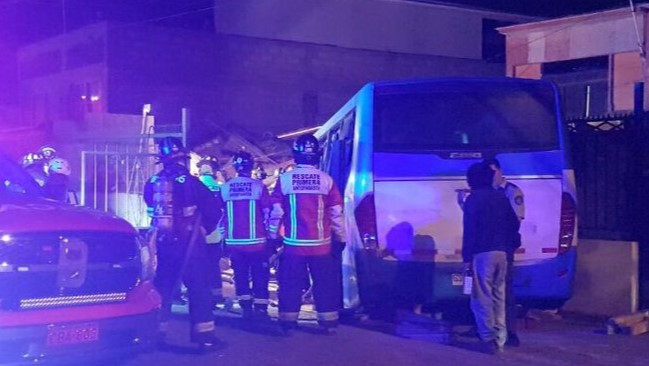 Bus que trasladaba a trabajadores chocó contra dos viviendas en Antofagasta Bus que trasladaba a trabajadores chocó contra dos viviendas en Antofagasta