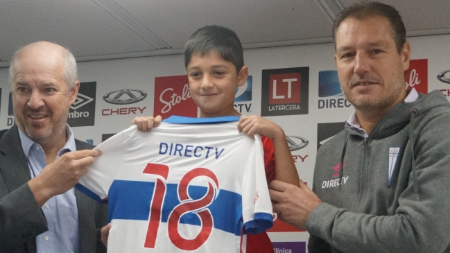 Pequeño hincha de U. Católica cumplió su sueño de vestir la camiseta del club Pequeño hincha de U. Católica cumplió su sueño de vestir la camiseta del club