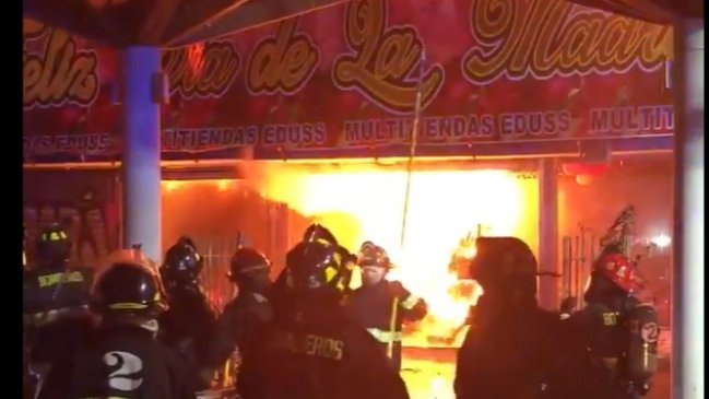 Incendio afectó a locales comerciales en el centro de Antofagasta Incendio afectó a locales comerciales en el centro de Antofagasta