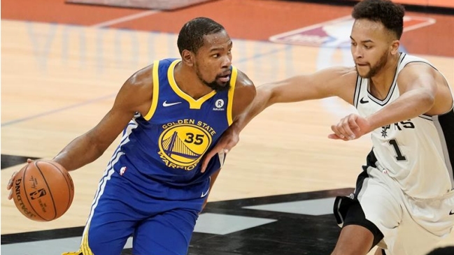 Durant acercó a Warriors a la barrida en noche emotiva de los Spurs Durant acercó a Warriors a la barrida en noche emotiva de los Spurs