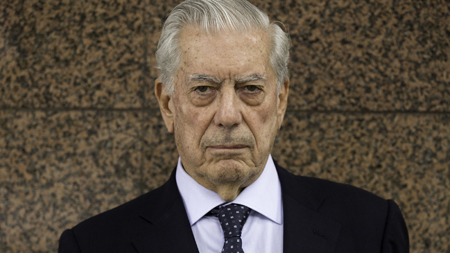 Vargas Llosa: No quiero una sociedad en que las pantallas derroten los libros Vargas Llosa: No quiero una sociedad en que las pantallas derroten los libros