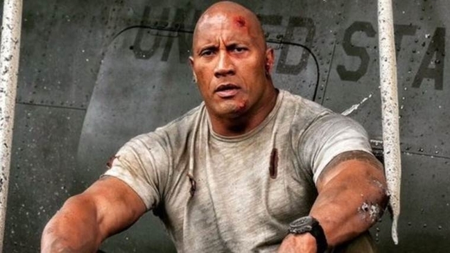 Dwayne Johnson sorprendió a fanática arrendando salón de cine para su graduación Dwayne Johnson sorprendió a fanática arrendando salón de cine para su graduación