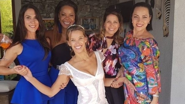 Amigas de Claudia Schmitd entregaron detalles de su matrimonio secreto Amigas de Claudia Schmitd entregaron detalles de su matrimonio secreto