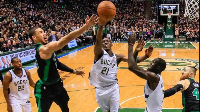 Milwaukee Bucks derrotó a Boston Celtics y empató la serie por los play-offs de la NBA Milwaukee Bucks derrotó a Boston Celtics y empató la serie por los play-offs de la NBA