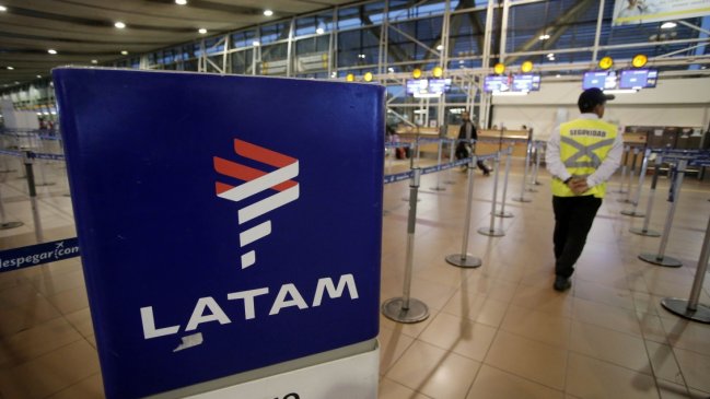 Latam extendió reprogramaciones de vuelos hasta el 28 de abril por huelga de tripulantes