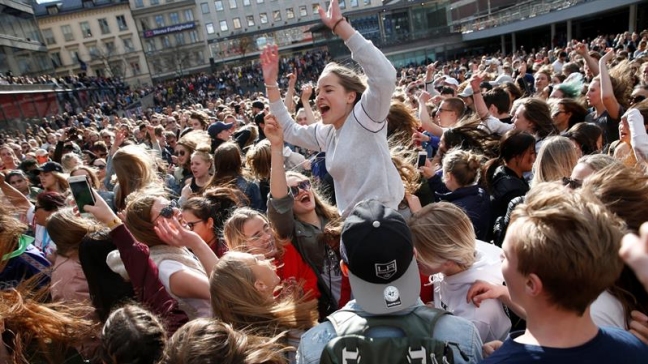 Miles de personas bailaron en Estocolmo para despedir a Avicii Miles de personas bailaron en Estocolmo para despedir a Avicii