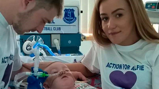 Cientos de personas protestan contra la desconexión de un bebé en Reino Unido