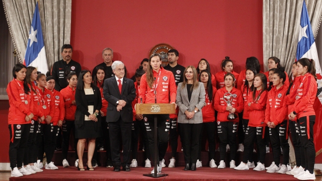 Autoridades homenajearon en La Moneda a la Roja femenina por su clasificación al Mundial Autoridades homenajearon en La Moneda a la Roja femenina por su clasificación al Mundial