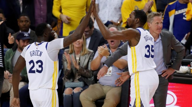 Philadelphia y Golden State sellaron su pase a semifinales de Conferencia Philadelphia y Golden State sellaron su pase a semifinales de Conferencia
