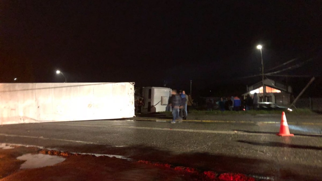 Volcamiento de camión provocó corte de la Ruta 5 Sur en el acceso a Ancud Volcamiento de camión provocó corte de la Ruta 5 Sur en el acceso a Ancud