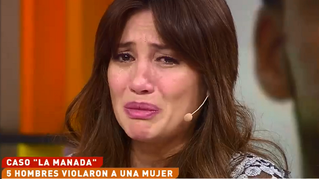El desconsolado llanto de Karen Bejarano por caso de violación en España El desconsolado llanto de Karen Bejarano por caso de violación en España
